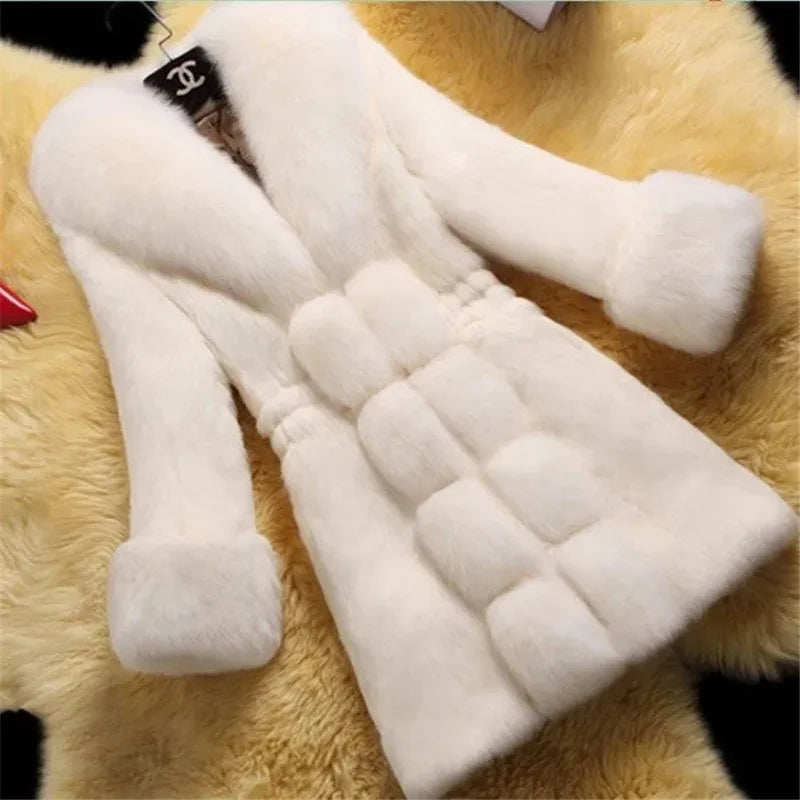 Cappotto Invernale da Donna con Collo in Pelliccia Sintetica — Lungo, Elegante e Caldo