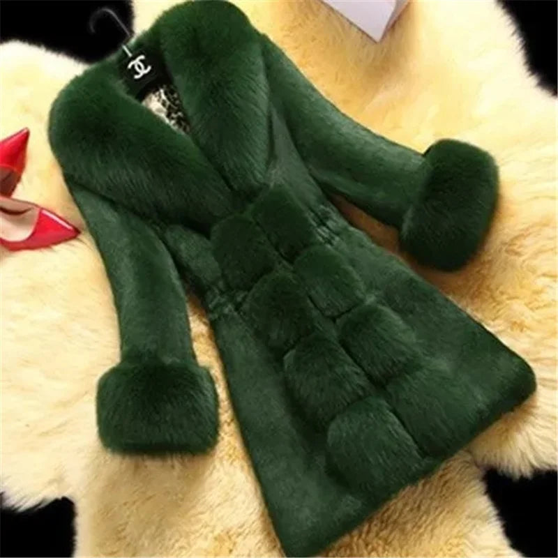 Cappotto Invernale da Donna con Collo in Pelliccia Sintetica — Lungo, Elegante e Caldo