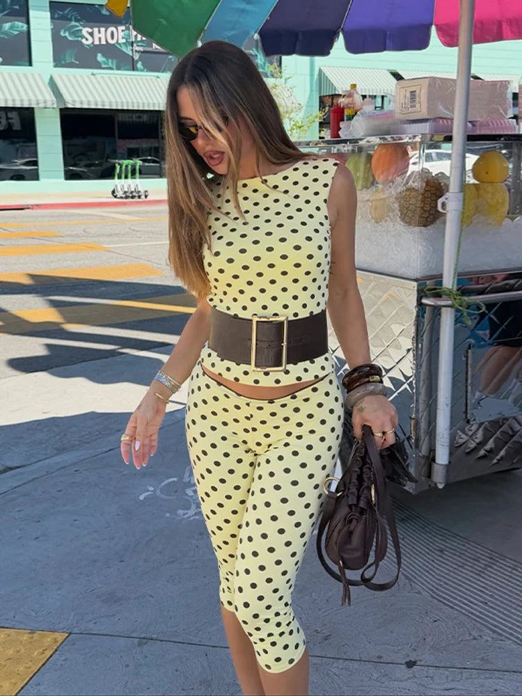Completo da donna primaverile a pois con top a collo alto senza maniche e pantaloni capri, due pezzi, aderente, casual da strada, snellente