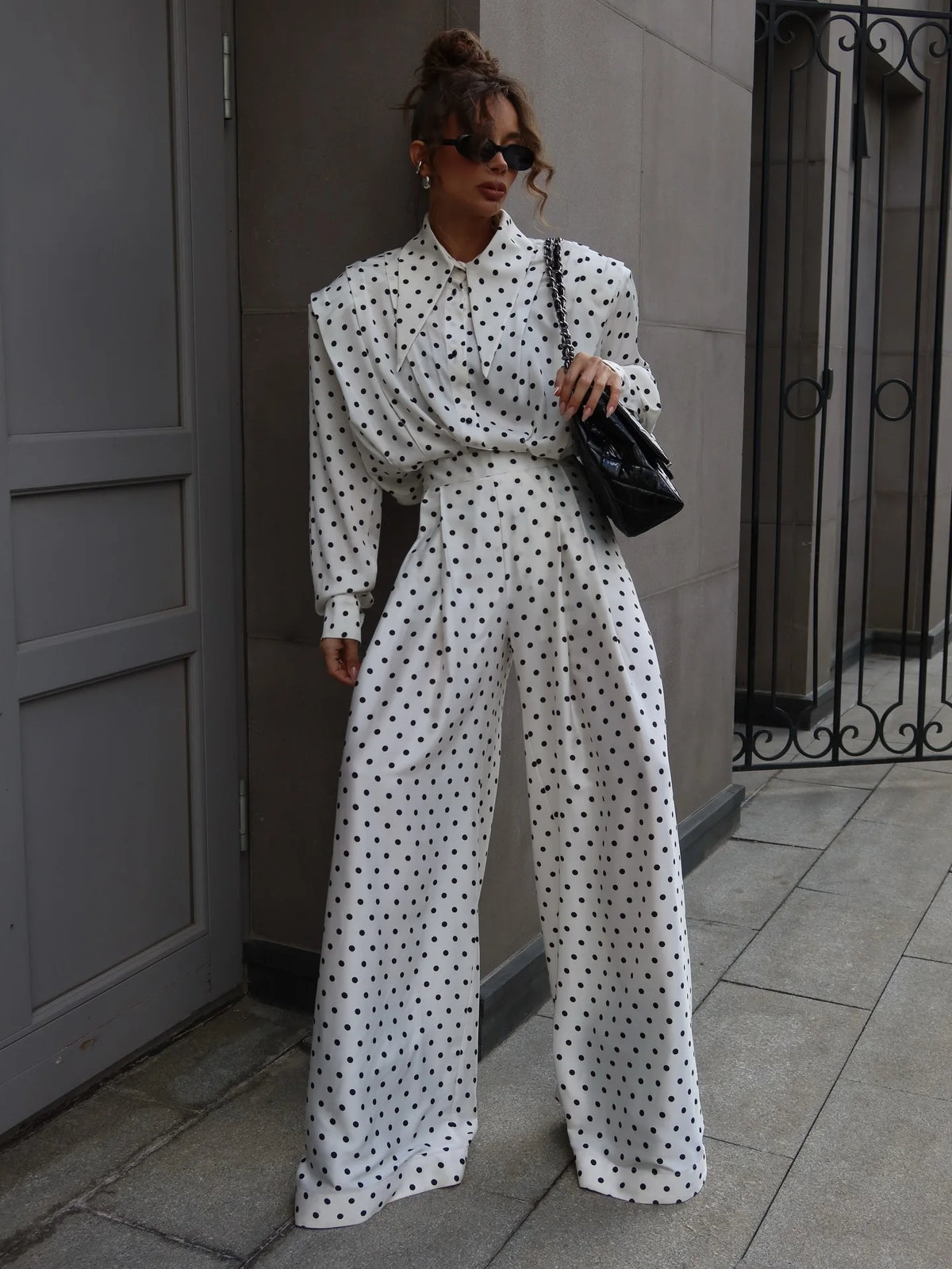 Completo da donna primaverile a pois con top a collo alto senza maniche e pantaloni capri, due pezzi, aderente, casual da strada, snellente