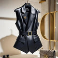 Gilet in Ecopelle Nera con Cintura e Spilla