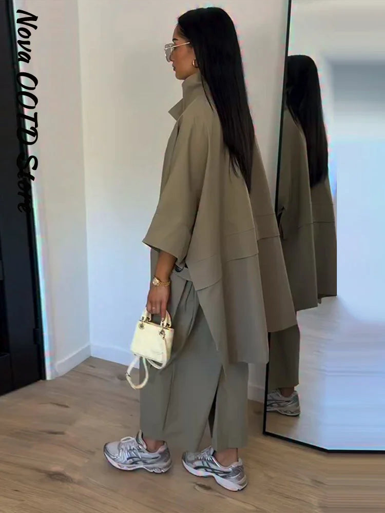 Completo Coordinato da Donna: Camicia con Risvolto Monopetto e Spacco, Pantaloni con Tasche Pieghettate - Nuovi Outfit Casual Primavera Estate 2026