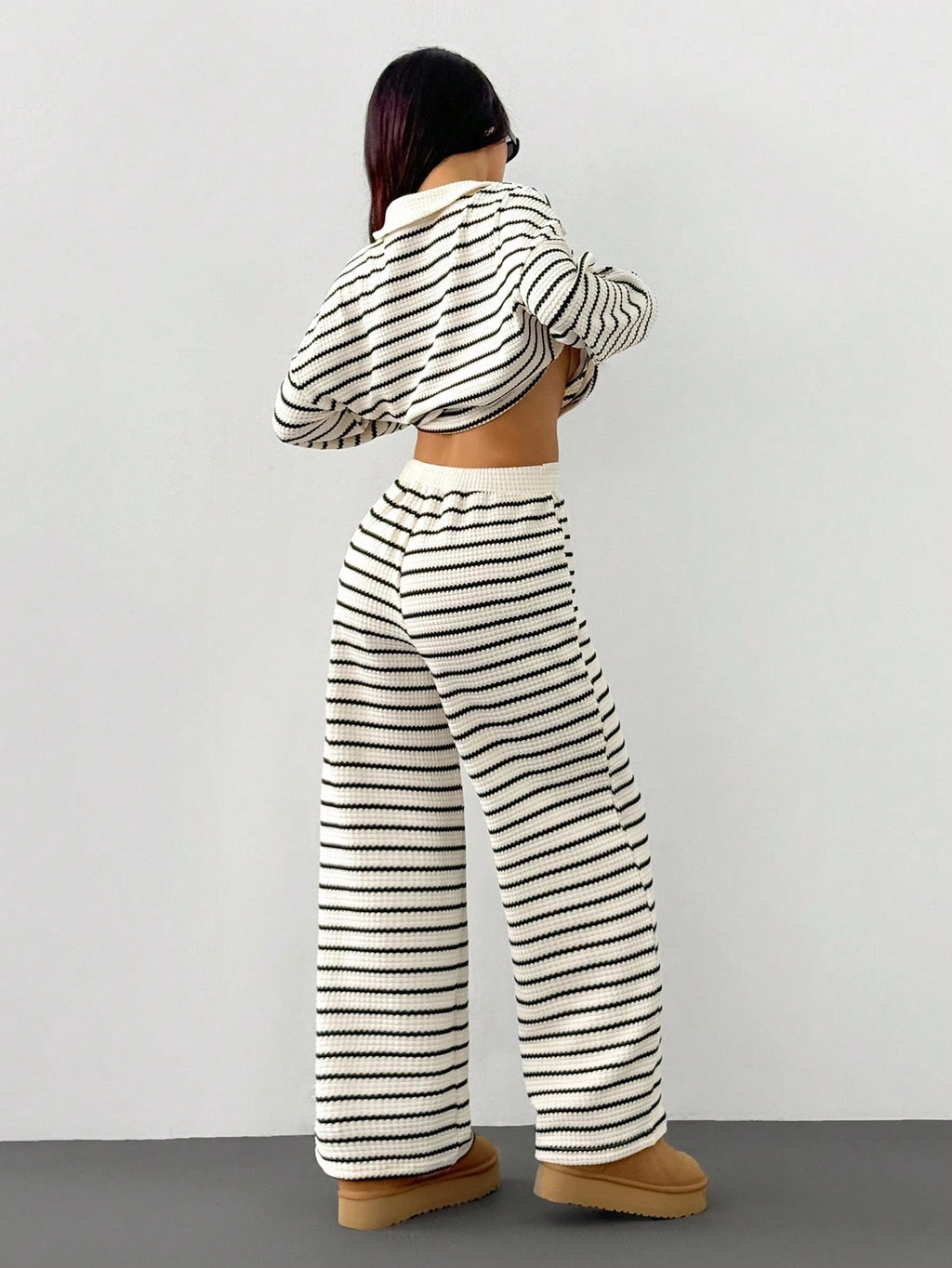 Completo due pezzi da donna primavera/autunno: T-shirt a maniche lunghe con scollo a V a righe e vestibilità ampia, e pantaloni a righe con elastico in vita