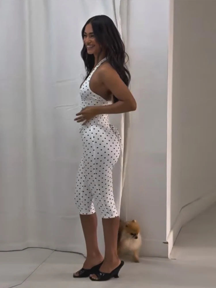 Completo da donna primaverile a pois con top a collo alto senza maniche e pantaloni capri, due pezzi, aderente, casual da strada, snellente