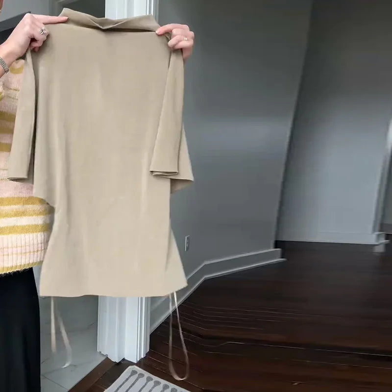Completo da donna a due pezzi tinta unita con top a collo alto a maniche corte e gonna lunga asimmetrica drappeggiata a trapezio, outfit casual estivo da donna 2026