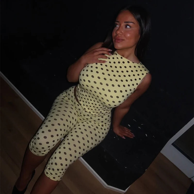 Completo da donna primaverile a pois con top a collo alto senza maniche e pantaloni capri, due pezzi, aderente, casual da strada, snellente