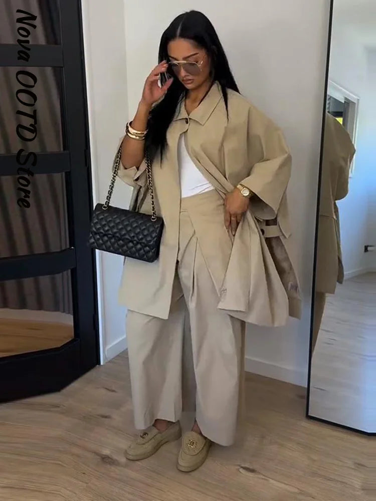 Completo Coordinato da Donna: Camicia con Risvolto Monopetto e Spacco, Pantaloni con Tasche Pieghettate - Nuovi Outfit Casual Primavera Estate 2026