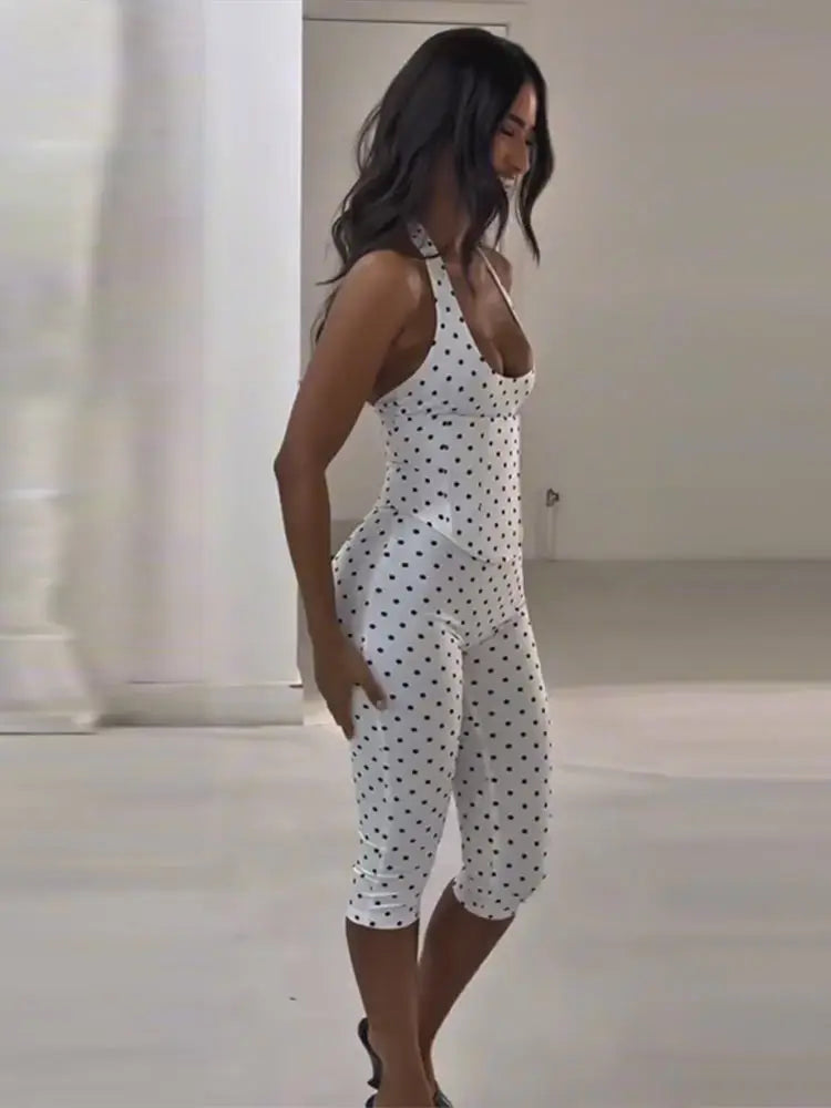 Completo da donna primaverile a pois con top a collo alto senza maniche e pantaloni capri, due pezzi, aderente, casual da strada, snellente