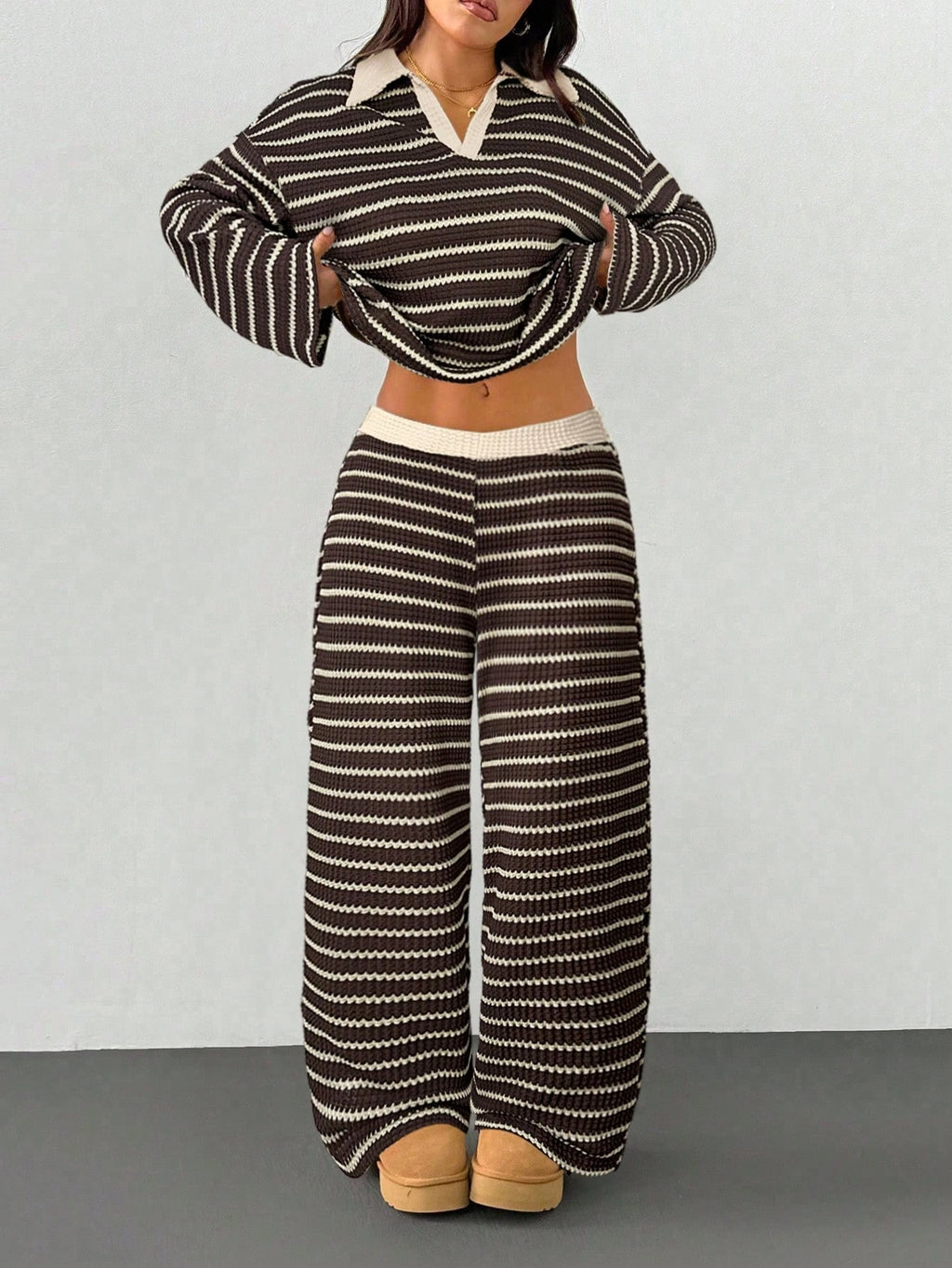 Completo due pezzi da donna primavera/autunno: T-shirt a maniche lunghe con scollo a V a righe e vestibilità ampia, e pantaloni a righe con elastico in vita