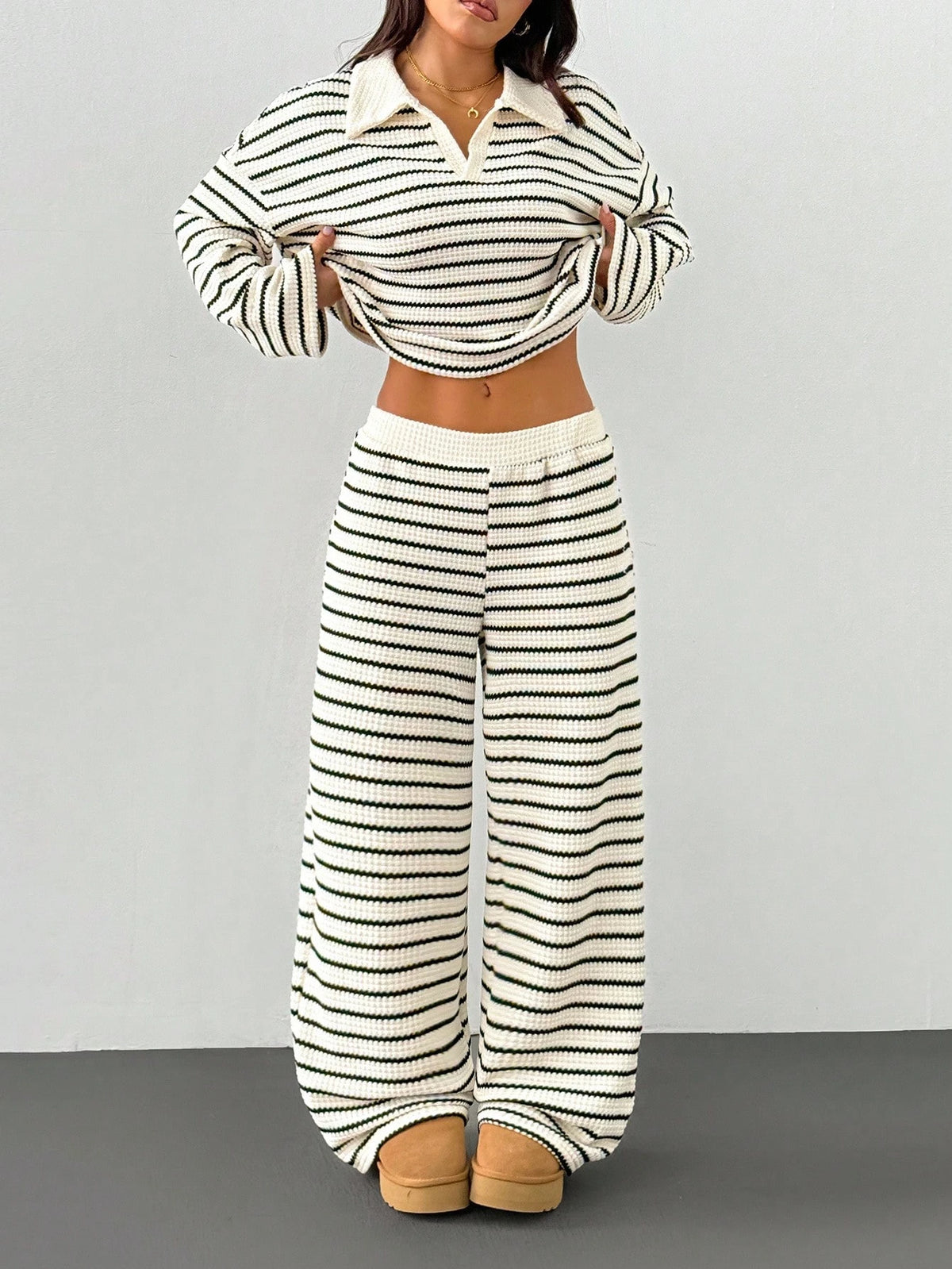 Completo due pezzi da donna primavera/autunno: T-shirt a maniche lunghe con scollo a V a righe e vestibilità ampia, e pantaloni a righe con elastico in vita