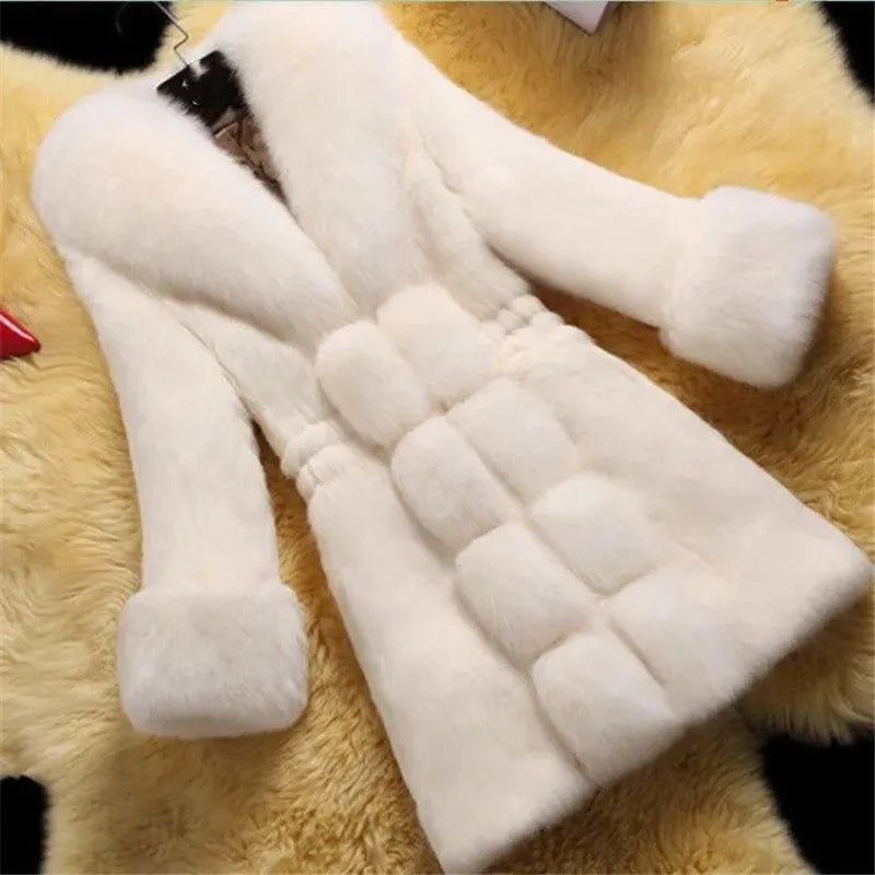 Cappotto Invernale da Donna con Collo in Pelliccia Sintetica — Lungo, Elegante e Caldo