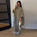 Completo Coordinato da Donna: Camicia con Risvolto Monopetto e Spacco, Pantaloni con Tasche Pieghettate - Nuovi Outfit Casual Primavera Estate 2026
