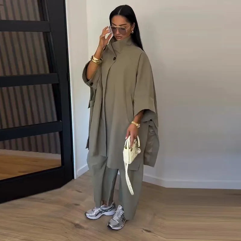 Completo Coordinato da Donna: Camicia con Risvolto Monopetto e Spacco, Pantaloni con Tasche Pieghettate - Nuovi Outfit Casual Primavera Estate 2026