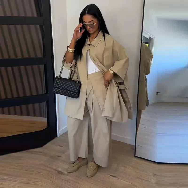 Completo Coordinato da Donna: Camicia con Risvolto Monopetto e Spacco, Pantaloni con Tasche Pieghettate - Nuovi Outfit Casual Primavera Estate 2026