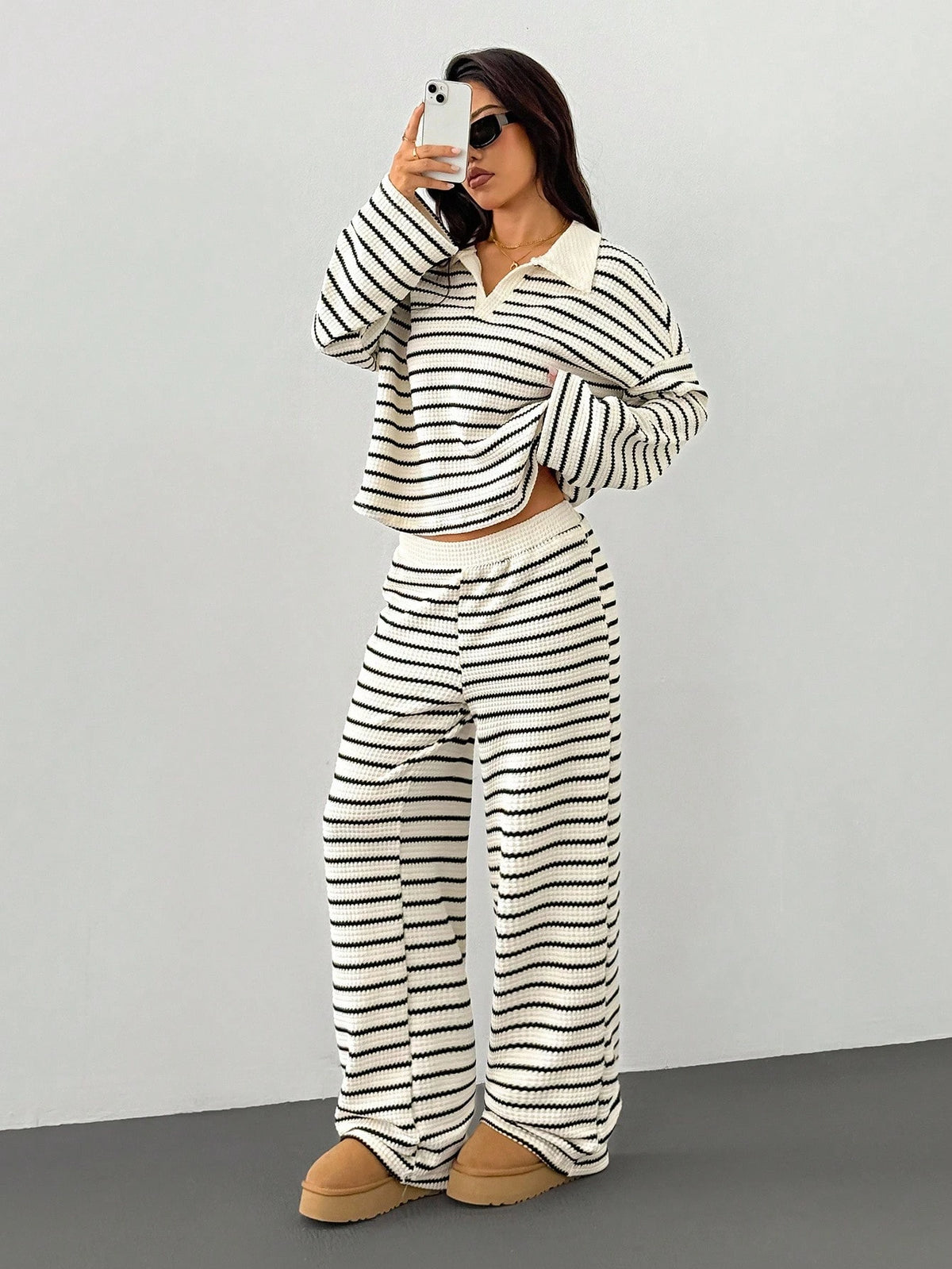Completo due pezzi da donna primavera/autunno: T-shirt a maniche lunghe con scollo a V a righe e vestibilità ampia, e pantaloni a righe con elastico in vita