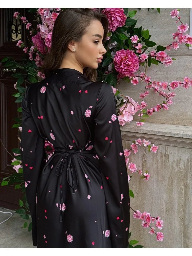 Abito Lungo in Raso con Lace-Up e Scollo a V – Slim, Pieghettato, Autunno - Veyla