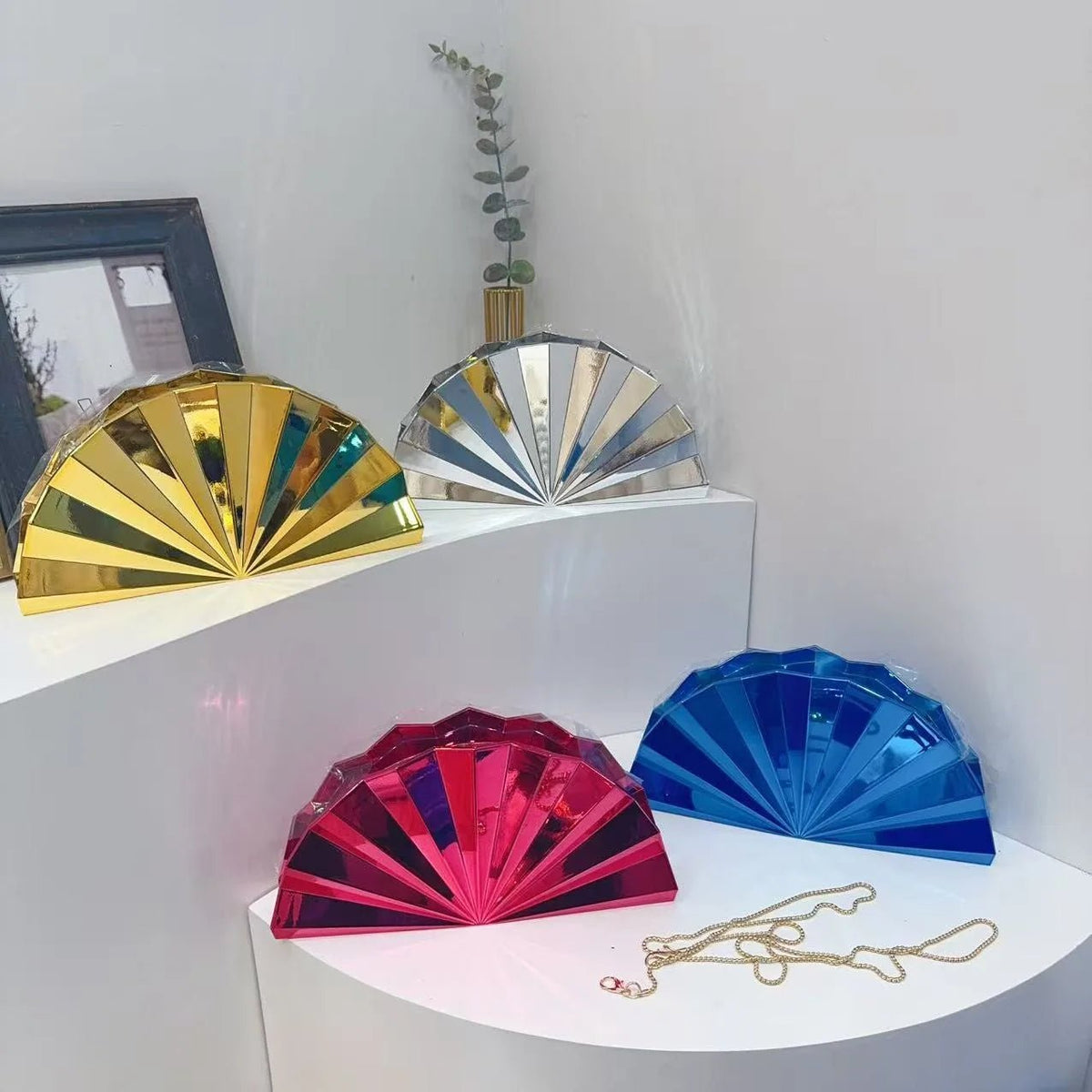 Mini Borsa da Sera a Forma di Luna in Acrilico – Clutch Rigida con Tracolla - Veyla