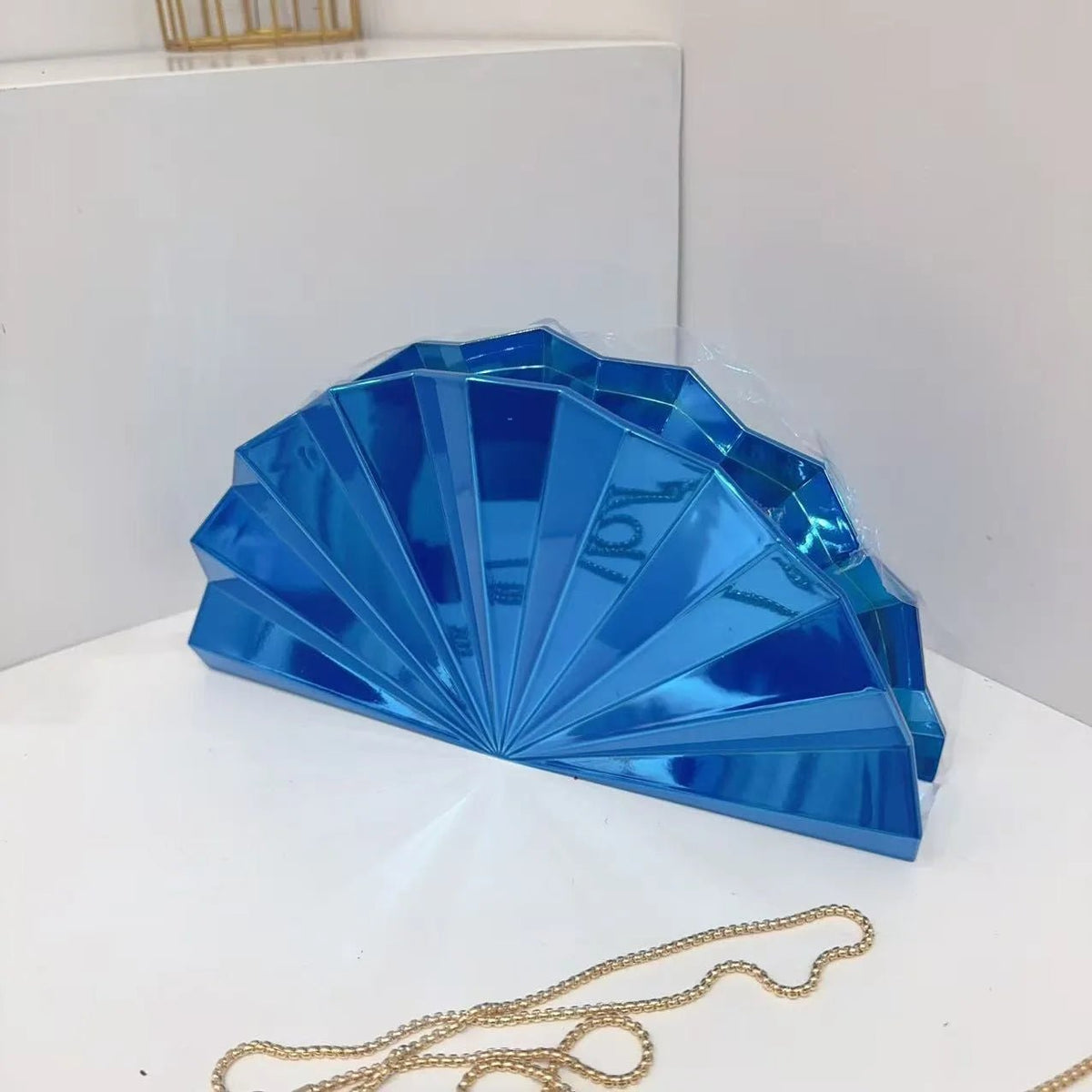 Mini Borsa da Sera a Forma di Luna in Acrilico – Clutch Rigida con Tracolla - Veyla