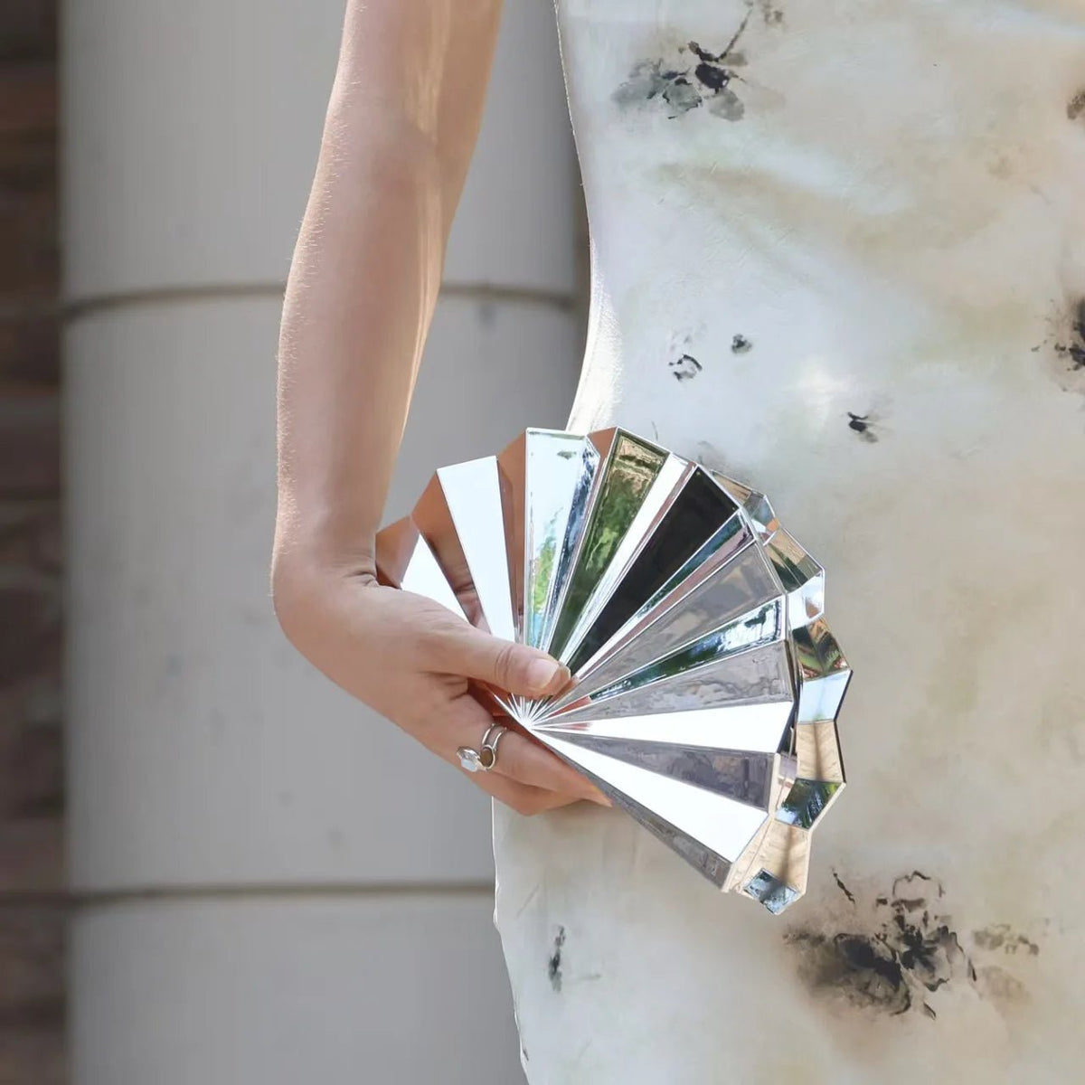 Mini Borsa da Sera a Forma di Luna in Acrilico – Clutch Rigida con Tracolla - Veyla